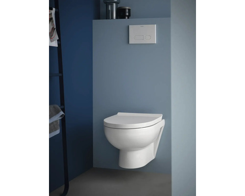 WC à fond creux suspendu dans salle de bains avec plaque de commande