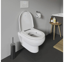 Salle de bains avec WC suspendu à fond creux, plaque de commande et garniture de WC
