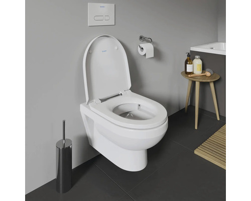 Salle de bains avec WC suspendu à fond creux, plaque de commande et garniture de WC