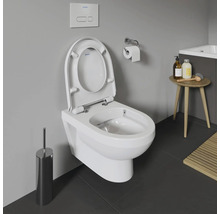 WC suspendu blanc avec bride ouverte et plaque de commande dans une salle de bains.