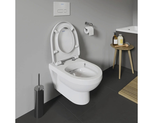 WC suspendu blanc avec bride ouverte et plaque de commande dans une salle de bains.