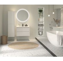 Salle de bains lumineuse avec meuble-lavabo, miroir avec éclairage, baignoire et étagères