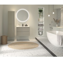 Salle de bains avec meuble-lavabo, miroir, baignoire, armoire de rangement et tapis