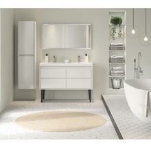 Salle de bain moderne avec meuble-lavabo, armoire de toilette, armoire haute et baignoire