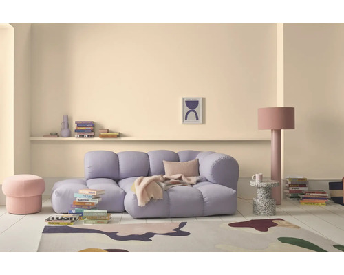 Intérieur clair et accueillant avec canapé, tapis et table d'appoint