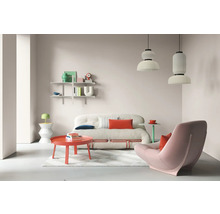 Wohnzimmer mit Sofa, Sessel, Tisch und Regalen