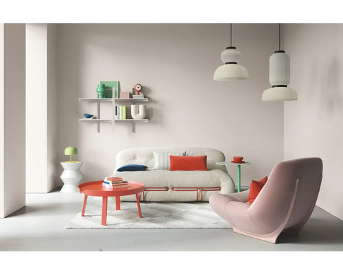 Salon avec canapé, fauteuil, table et étagères