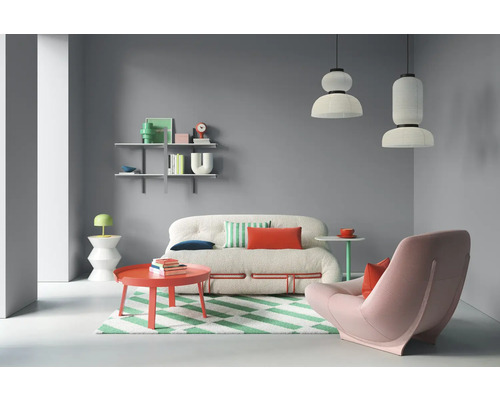 Salon avec canapé, fauteuil, tapis et tables d'appoint