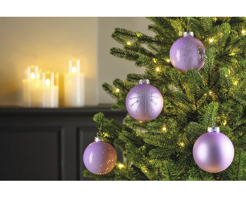 Geschmückter Weihnachtsbaum mit Christbaumkugeln und Lichtern