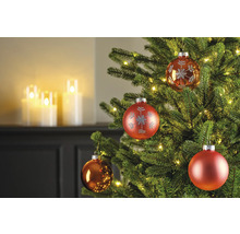 Geschmückter Weihnachtsbaum mit Christbaumkugeln und Kerzen