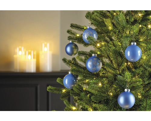 Geschmückter Weihnachtsbaum mit blauen Kugeln und Lichtern