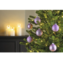 Geschmückter Weihnachtsbaum mit Christbaumkugeln und Lichtern