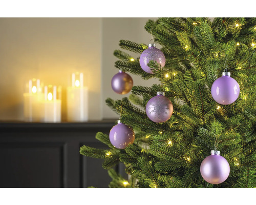 Geschmückter Weihnachtsbaum mit Christbaumkugeln und Lichtern