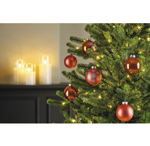 Geschmückter Weihnachtsbaum mit Christbaumkugeln und Lichtern