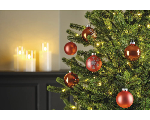 Geschmückter Weihnachtsbaum mit Christbaumkugeln und Lichtern