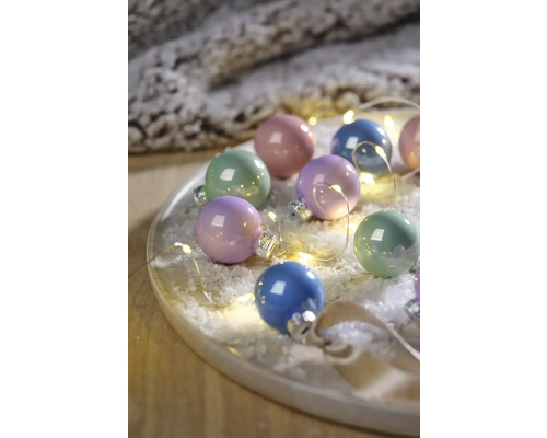 Weihnachtsbaumkugeln Glas Ø 3 cm pastell 18 Stück Verschiedenfarbige Weihnachtskugeln mit Lichterkette auf einem Teller