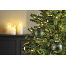 Geschmückter Weihnachtsbaum mit Christbaumkugeln und Kerzen