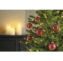 Sapin de Noël décoré avec des boules rouges et des lumières