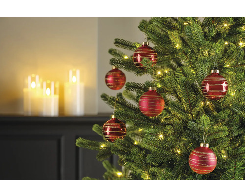 Sapin de Noël décoré avec des boules rouges et des lumières