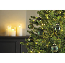Dekorierter Weihnachtsbaum mit grünen Christbaumkugeln und Lichtern