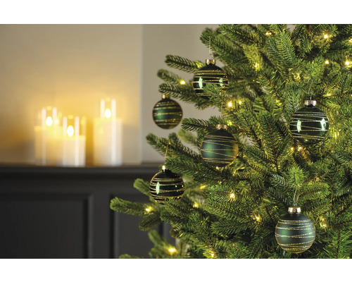 Dekorierter Weihnachtsbaum mit grünen Christbaumkugeln und Lichtern