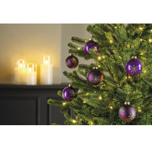 Geschmückter Weihnachtsbaum mit Christbaumkugeln und Lichtern