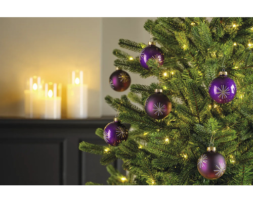 Geschmückter Weihnachtsbaum mit Christbaumkugeln und Lichtern