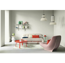 Wohnzimmer mit Sofa, Sessel, Tisch und Regalen