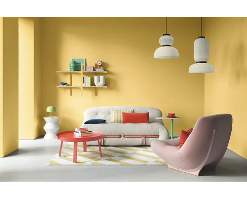 Salon avec canapé, fauteuil, table, étagères et lampes