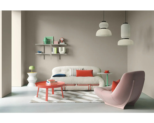 Salon avec canapé, fauteuil, table basse, étagères et suspensions
