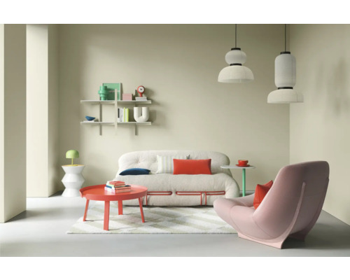 Salon avec canapé, fauteuil, table, étagères et suspensions