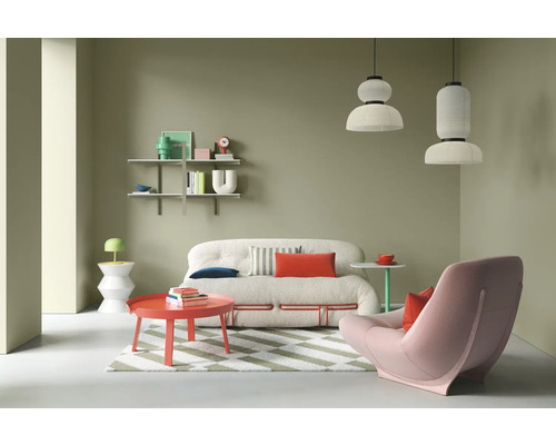 Salon avec canapé, fauteuil, table basse, étagères et suspensions