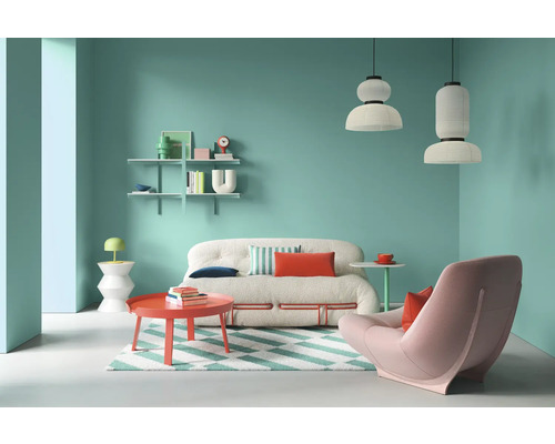 Salon avec canapé, fauteuil, table basse, étagères et suspensions