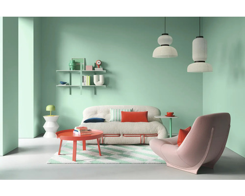 Salon lumineux avec canapé, fauteuil, table et décoration