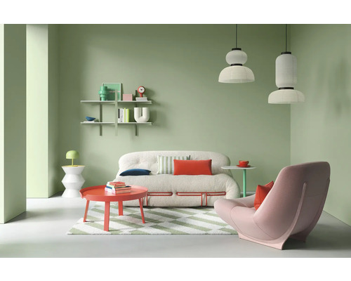 Salon lumineux avec canapé, fauteuil, table et étagères