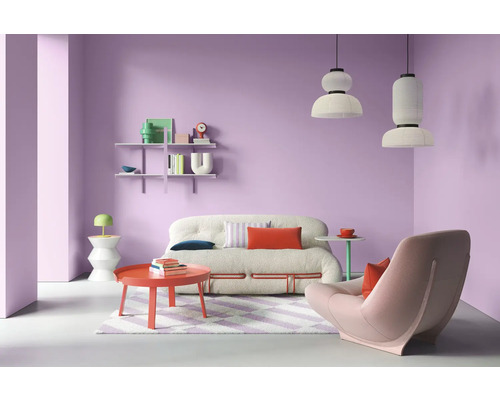 Salon lumineux avec canapé, fauteuil, table et décoration