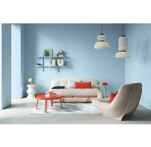 Salon avec canapé, fauteuil, table, étagères et suspensions