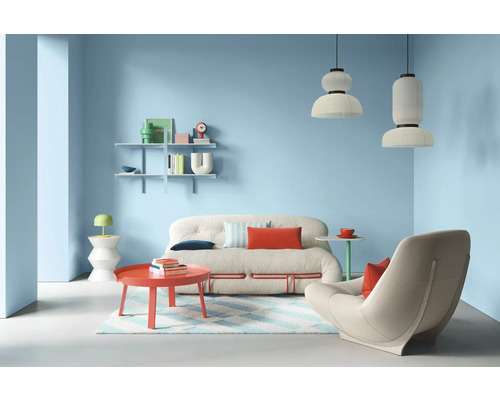 Salon avec canapé, fauteuil, table, étagères et suspensions