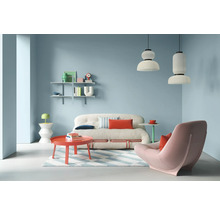 Salon avec canapé, fauteuil, table et étagères au design lumineux