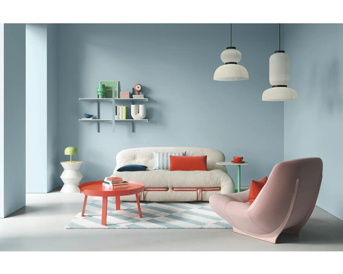 Salon avec canapé, fauteuil, table et étagères au design lumineux