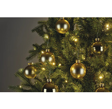 Nahaufnahme eines Weihnachtsbaums mit goldenen Kugeln und Lichtern