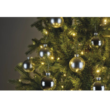 Geschmückter Weihnachtsbaum mit Christbaumkugeln und Lichterkette