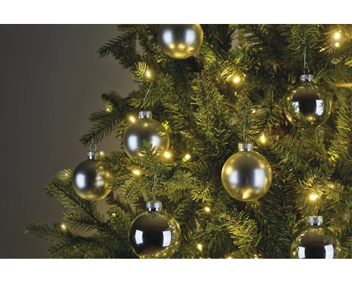 Geschmückter Weihnachtsbaum mit Christbaumkugeln und Lichterkette