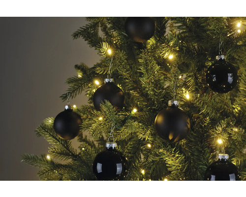 Weihnachtsbaumkugeln Glas Ø 6 cm schwarz 30 Stück Nahaufnahme eines Weihnachtsbaums mit schwarzen Christbaumkugeln und Lichterkette