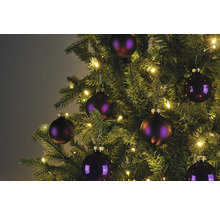 Geschmückter Weihnachtsbaum mit Baumschmuck und Lichterkette