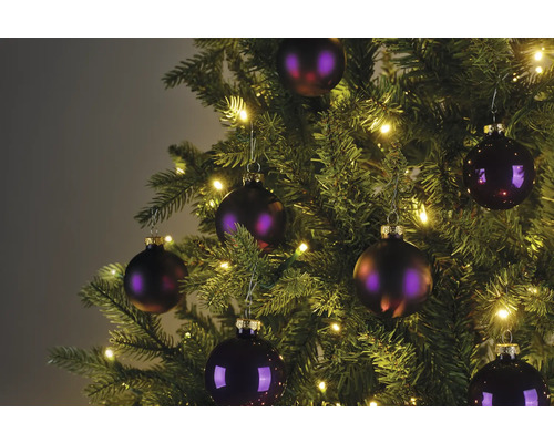 Geschmückter Weihnachtsbaum mit Baumschmuck und Lichterkette