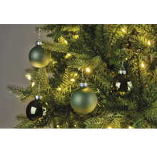 Weihnachtsbaum geschmückt mit grünen Weihnachtskugeln und Lichterkette