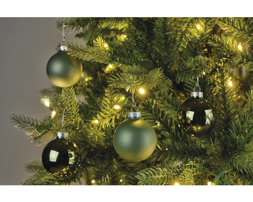 Weihnachtsbaum geschmückt mit grünen Weihnachtskugeln und Lichterkette