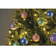 Sapin de Noël décoré avec boules de Noël et lumières