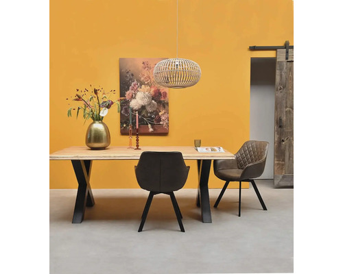 Salle à manger moderne avec table en bois, structure en métal, chaises rembourrées, suspension, décoration florale et porte coulissante.